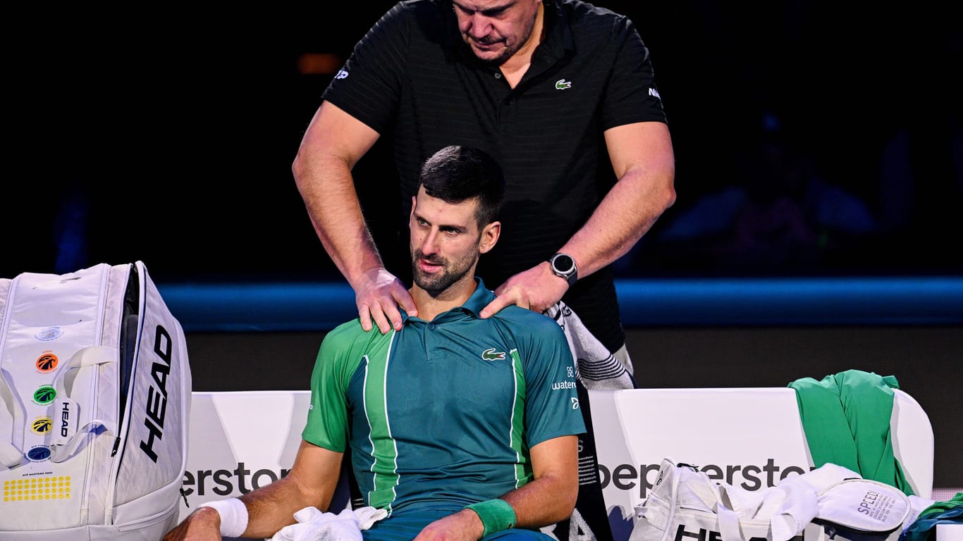 Angeschlagen? Novak Djoković wird während eines Seitenwechsels behandelt.