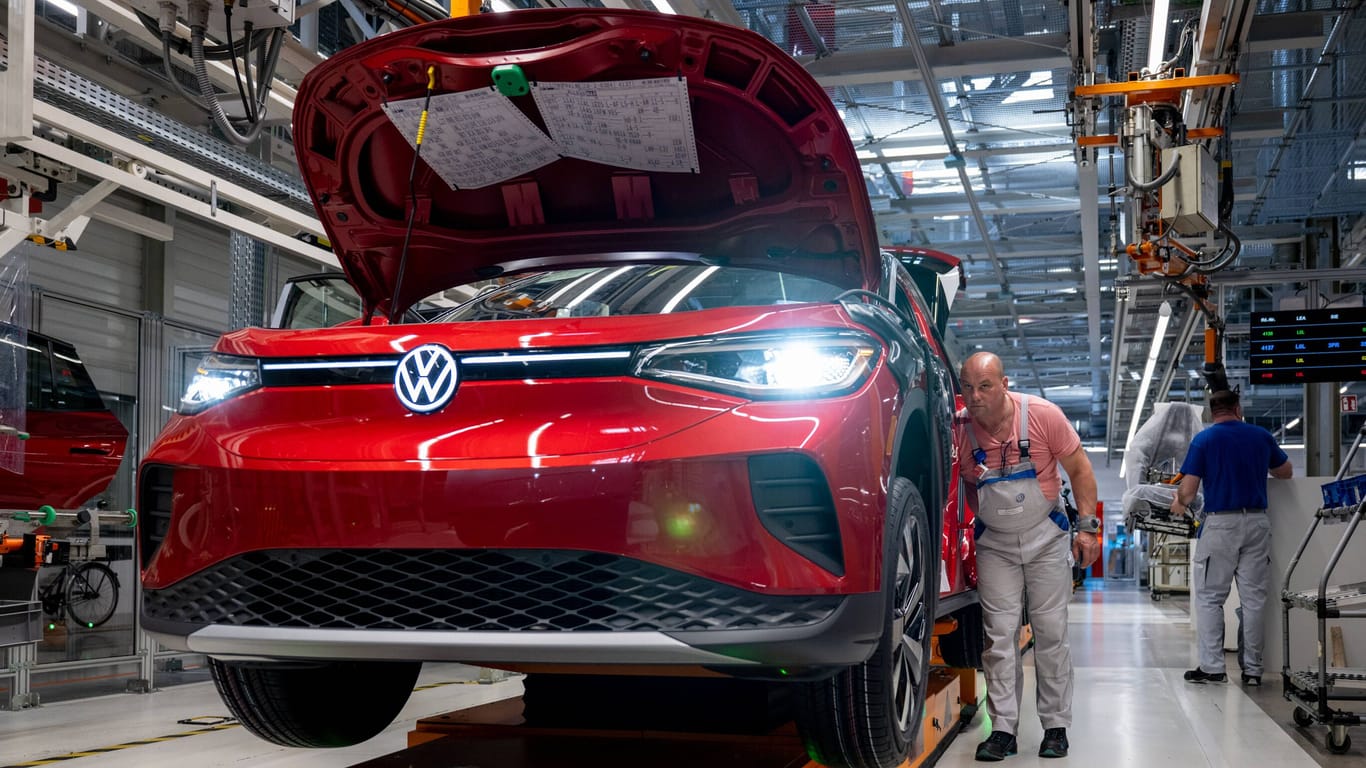 Elektroauto im VW Werk in Zwickau (Archivbild): Die Produktion in dem Werk wird vorerst gedrosselt.