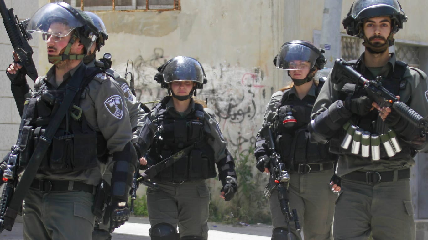 Israelische Soldaten in Gaza (Archivbild): Ein Kommando ist auf das Gelände des Al-Schifa-Krankenhauses eingedrungen.