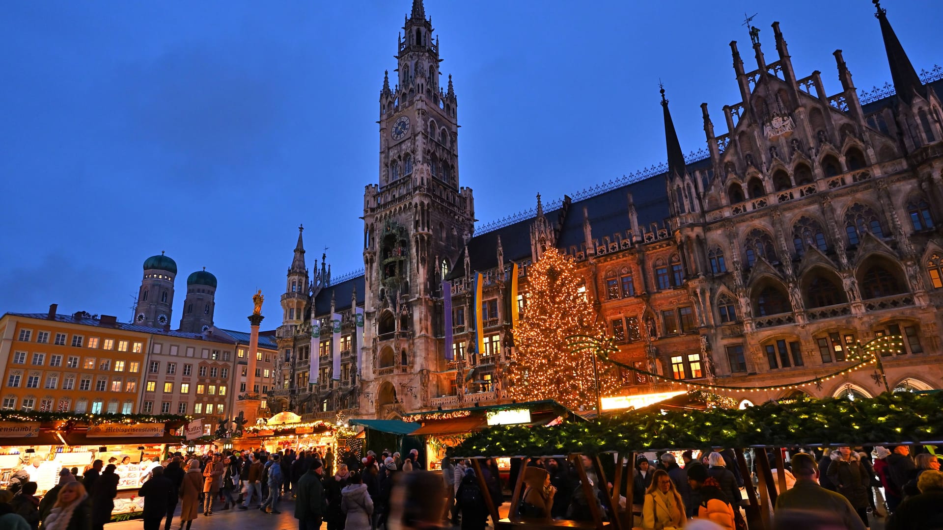 Der Duft von gebrannten Mandeln und heißem Glühwein liegt in der Luft. Der Münchner Christkindlmarkt vor dem Rathaus am Marienplatz.