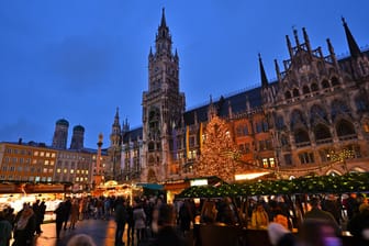 Der Duft von gebrannten Mandeln und heißem Glühwein liegt in der Luft. Der Münchner Christkindlmarkt vor dem Rathaus am Marienplatz.