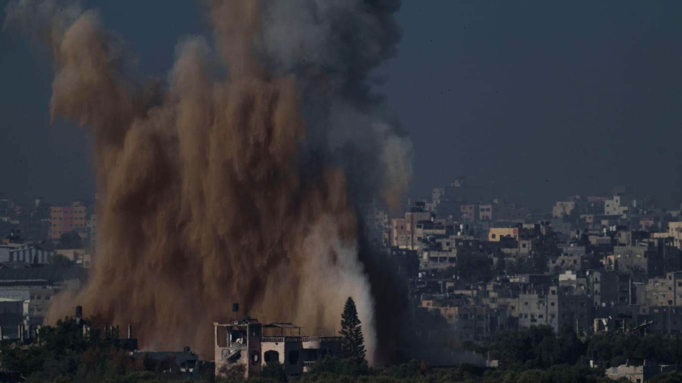 Rauch steigt nach einem israelischen Luftangriff im Gazastreifen auf, gesehen vom Süden Israels aus.