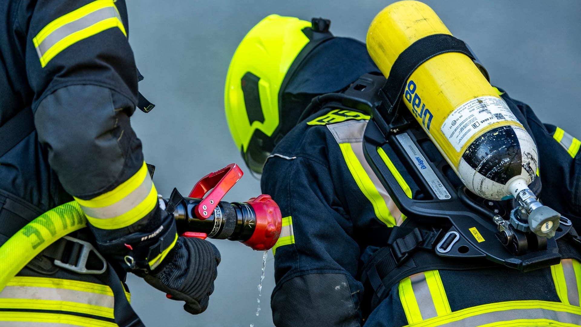 Feuerwehrleute bereiten einen Löschangriff vor (Symbolbild): In Leer musste die Feuerwehr zu einem Krankenhaus ausrücken. Feuerwehrleute bereiten einen Löschangriff vor (Symbolbild): In Leer musste die Feuerwehr zu einem Krankenhaus ausrücken.