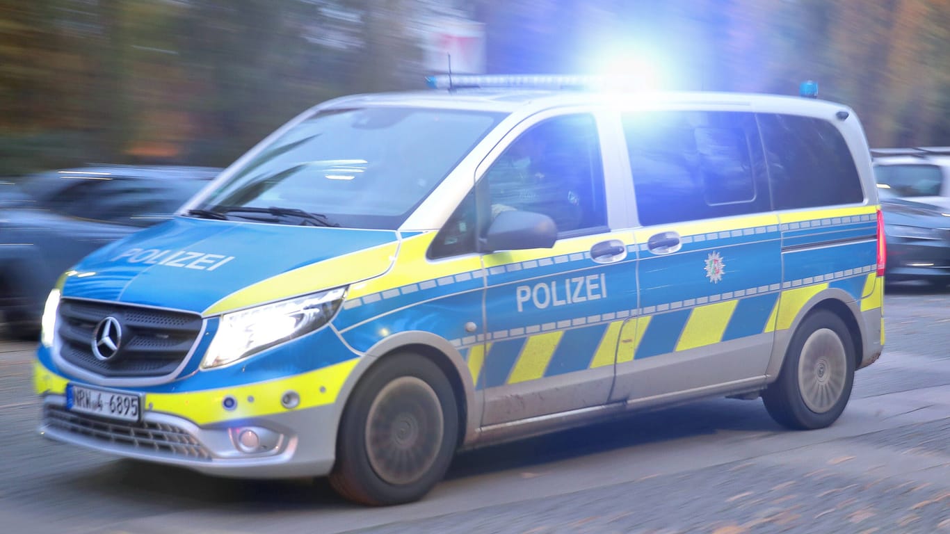 Ein Polizeiauto fährt mit Blaulicht durch eine Straße (Symbolbild): In Kieler eskalierte die Situation an Halloween.