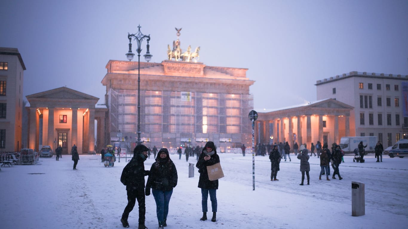 Verschneites Brandenburger Tor (Archivfoto): Das gibt es zu Weihnachten nur im Bildarchiv zu bewundern.