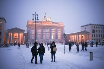 Verschneites Brandenburger Tor (Archivfoto): Das gibt es zu Weihnachten nur im Bildarchiv zu bewundern.