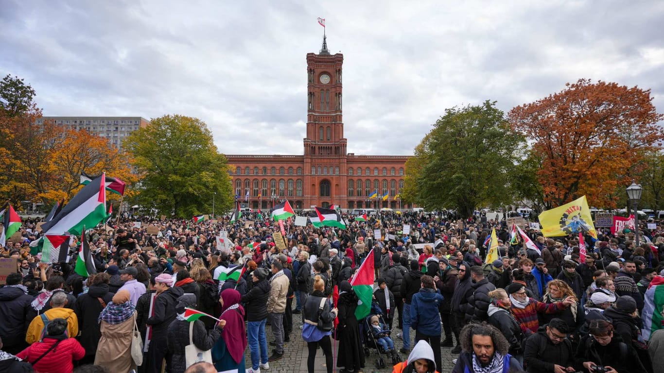 Berlin: Die Pro-Palästina-Demo startete am Neptunbrunnen nahe Alexanderplatz.