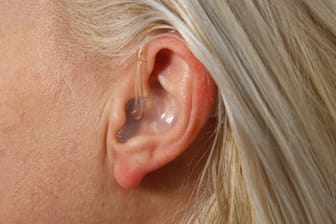 Eine Frau mit Hörgerät (Symbolbild): In Niedersachsen musste ein Frau fünf Jahre lang auf die Kostenübernahme ihres Hörgeräts warten.