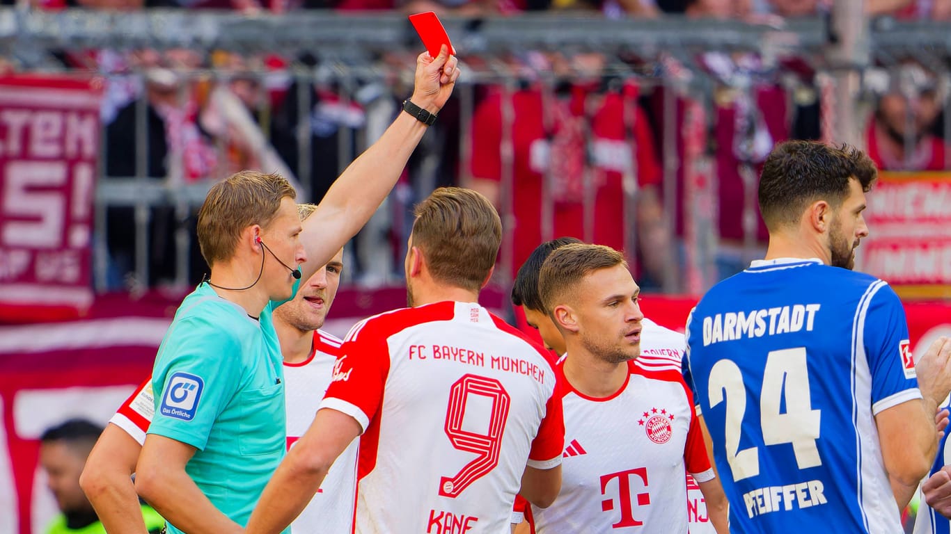 Schiedsrichter Martin Petersen zeigt Joshua Kimmich gegen Darmstadt die Rote Karte.