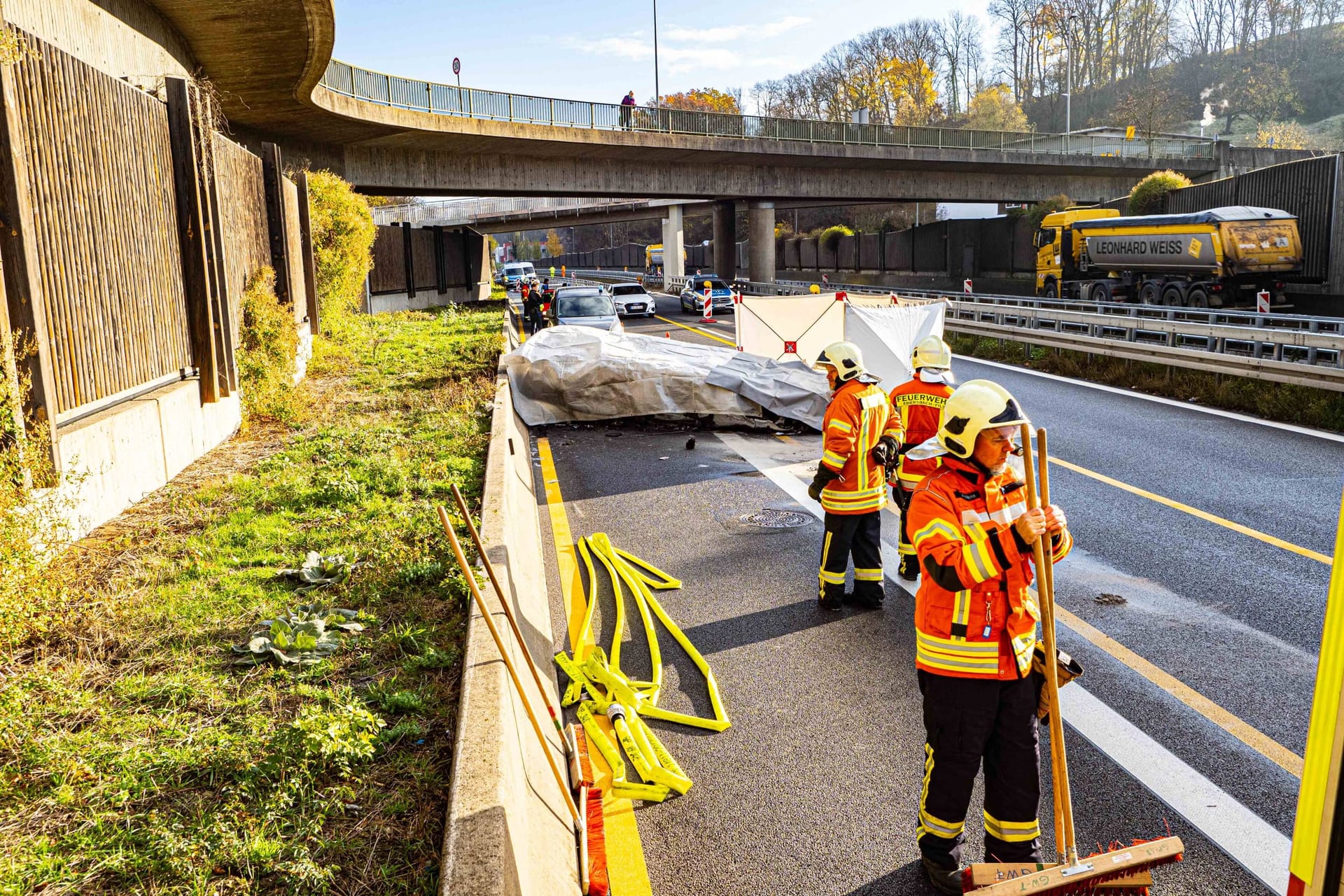 Der Mercedes brannte vollständig aus. Für den Fahrer kam jede Hilfe zu spät.