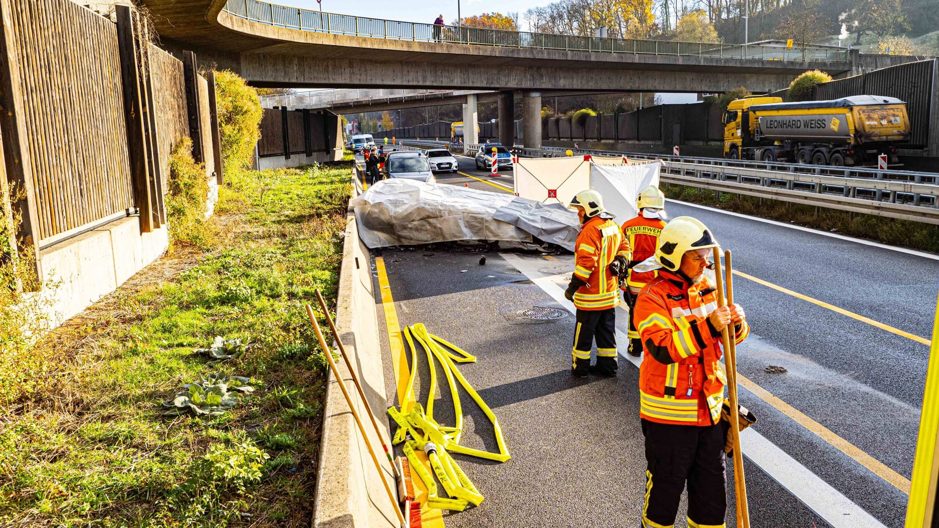 Der Mercedes brannte vollständig aus. Für den Fahrer kam jede Hilfe zu spät.