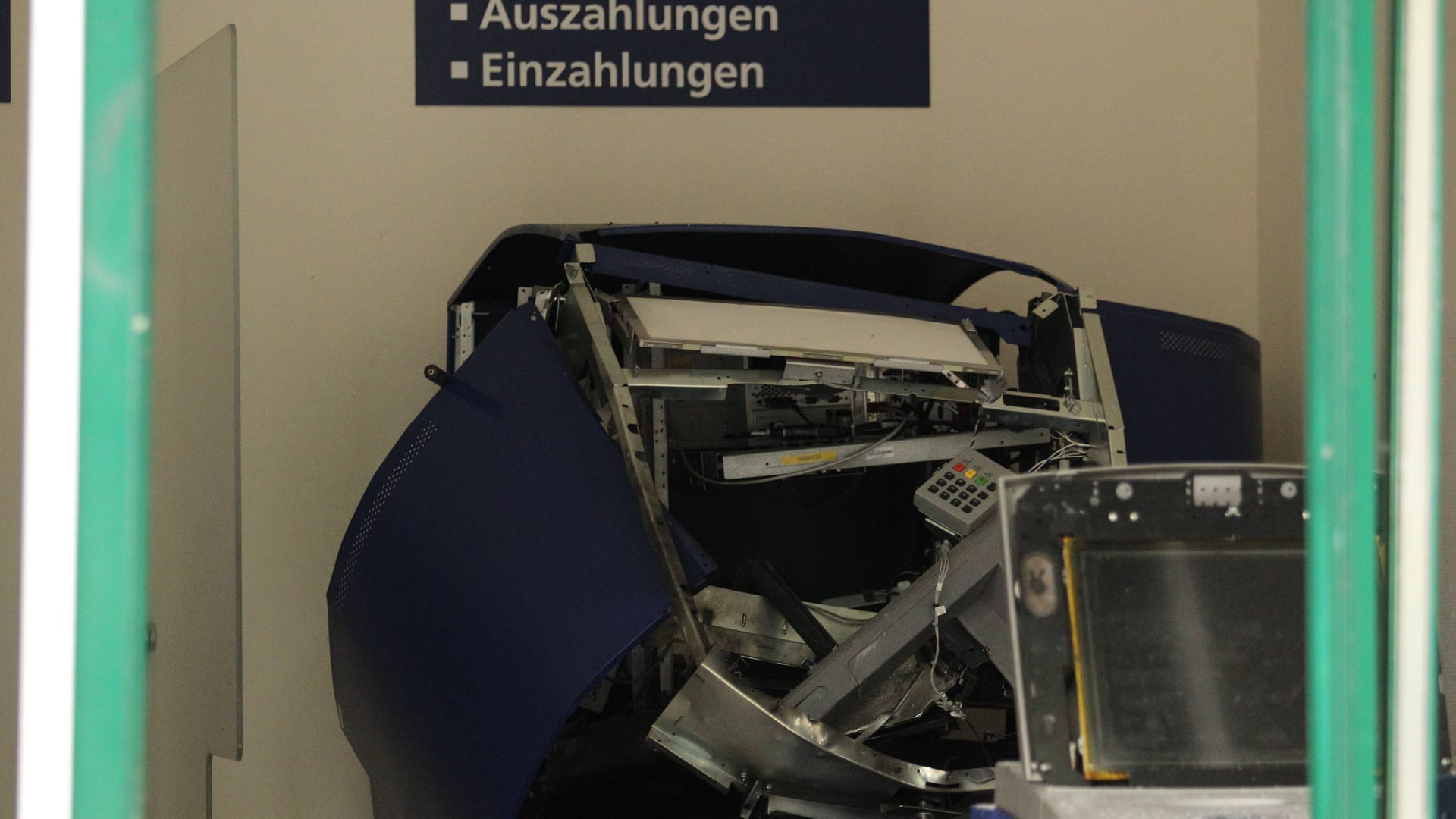 Ein gesprengter Geldautomat (Symbolbild): Die Flucht der drei Verdächtigen ging nicht lange. Ein gesprengter Geldautomat (Symbolbild): Die Flucht der drei Verdächtigen ging nicht lange.