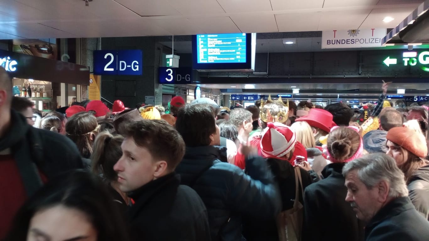 Menschenmassen am Hauptbahnhof: In Köln herrscht das Chaos.