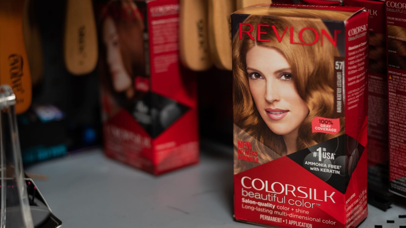 Revlonprodukte im Supermarkt (Symbolbild): Die angezeigten Kosmetikhersteller bestreiten, dass ihre Produkte gesundheitsschädlich sind.