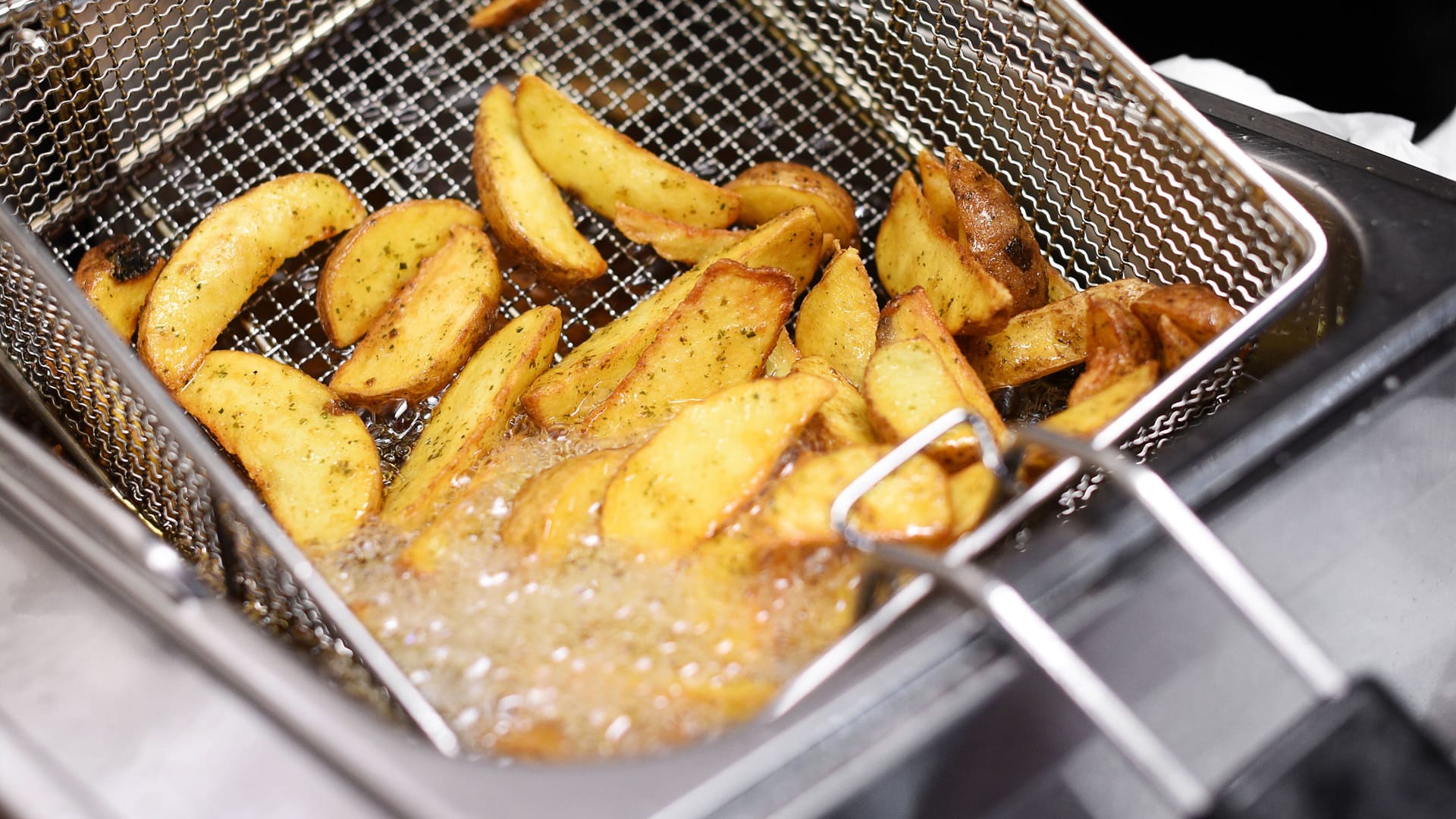 Frittierte Kartoffelecken (Symbolbild): Das genutzte Öl kann zu Treibstoff für Autos weiterverarbeitet werden. Frittierte Kartoffelecken (Symbolbild): Das genutzte Öl kann zu Treibstoff für Autos weiterverarbeitet werden.