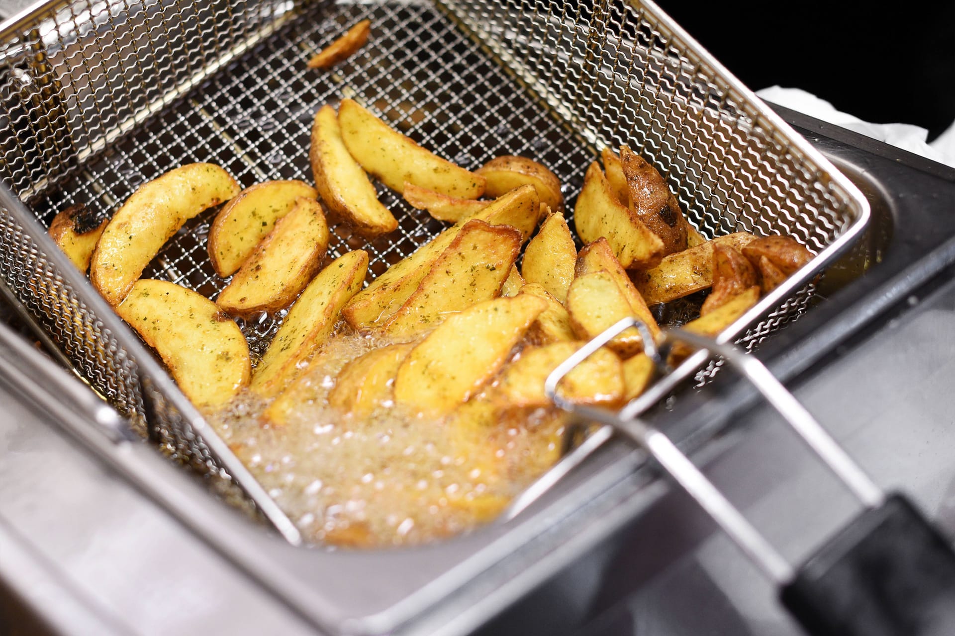 Frittierte Kartoffelecken (Symbolbild): Das genutzte Öl kann zu Treibstoff für Autos weiterverarbeitet werden.