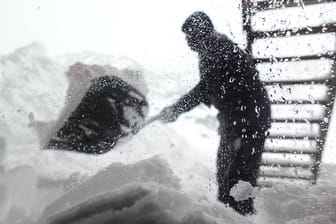 Die Menschen in Bayern sollten Richtung Wochenende ihre Schneeschaufeln parat haben (Archivbild).