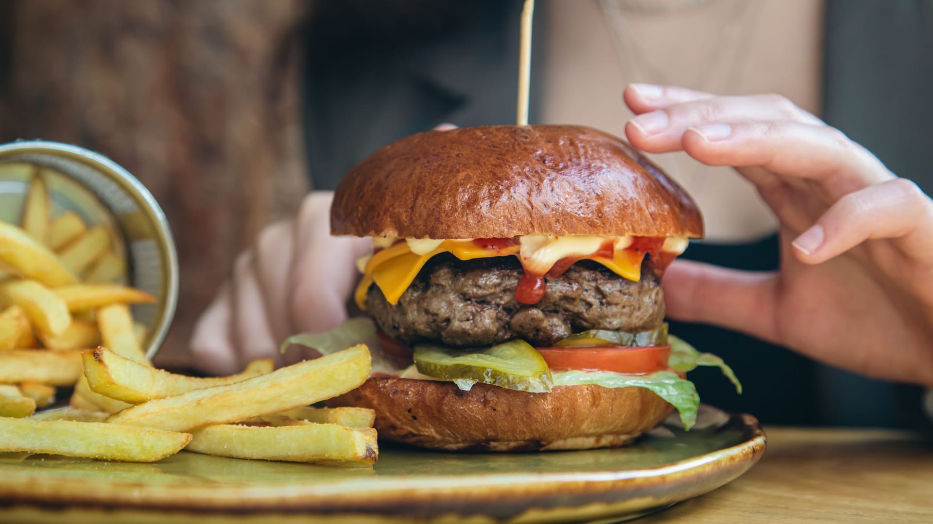 Cheeseburger: Für eine Scheibe Käse auf dem Hamburger müssen Verbraucher oft tief in die Tasche greifen.