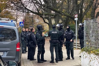 Einsatzkräfte vor der Schule: In Hamburg-Blankenese haben die Beamten eine Schule evakuiert.