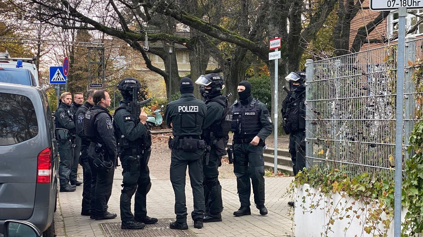 Einsatzkräfte vor der Schule: In Hamburg-Blankenese haben die Beamten eine Schule evakuiert.