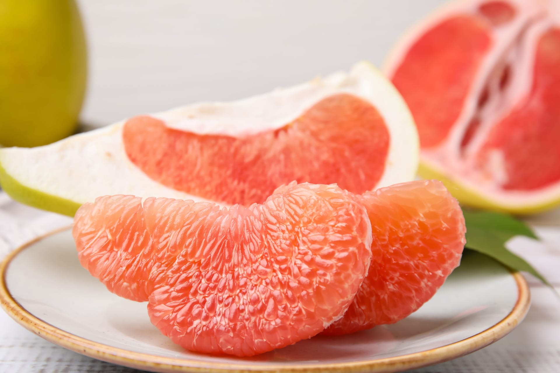 Pomelo: Genießbar sind nur die Fruchtfilets im Inneren.