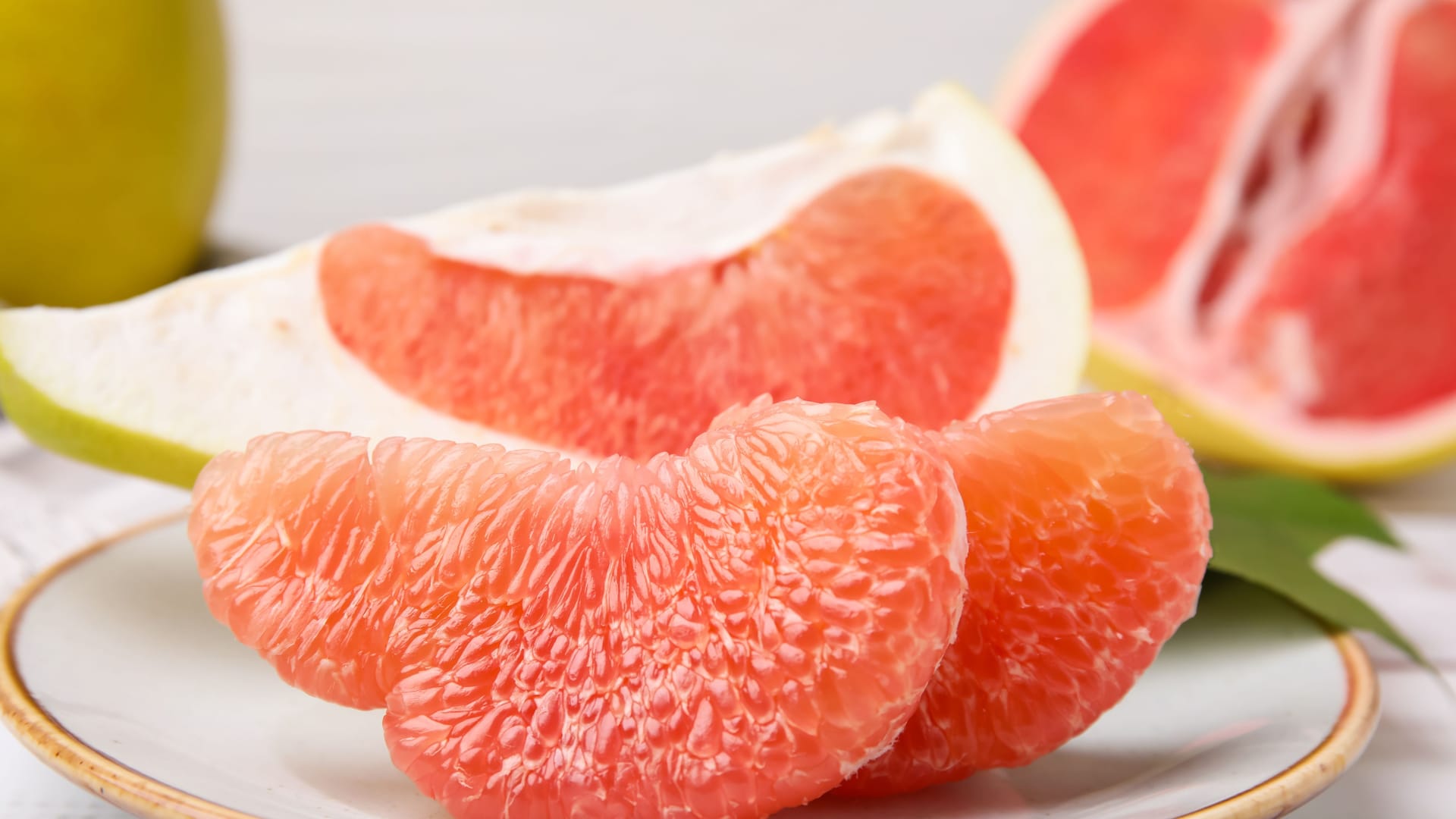 Pomelo: Genießbar sind nur die Fruchtfilets im Inneren.