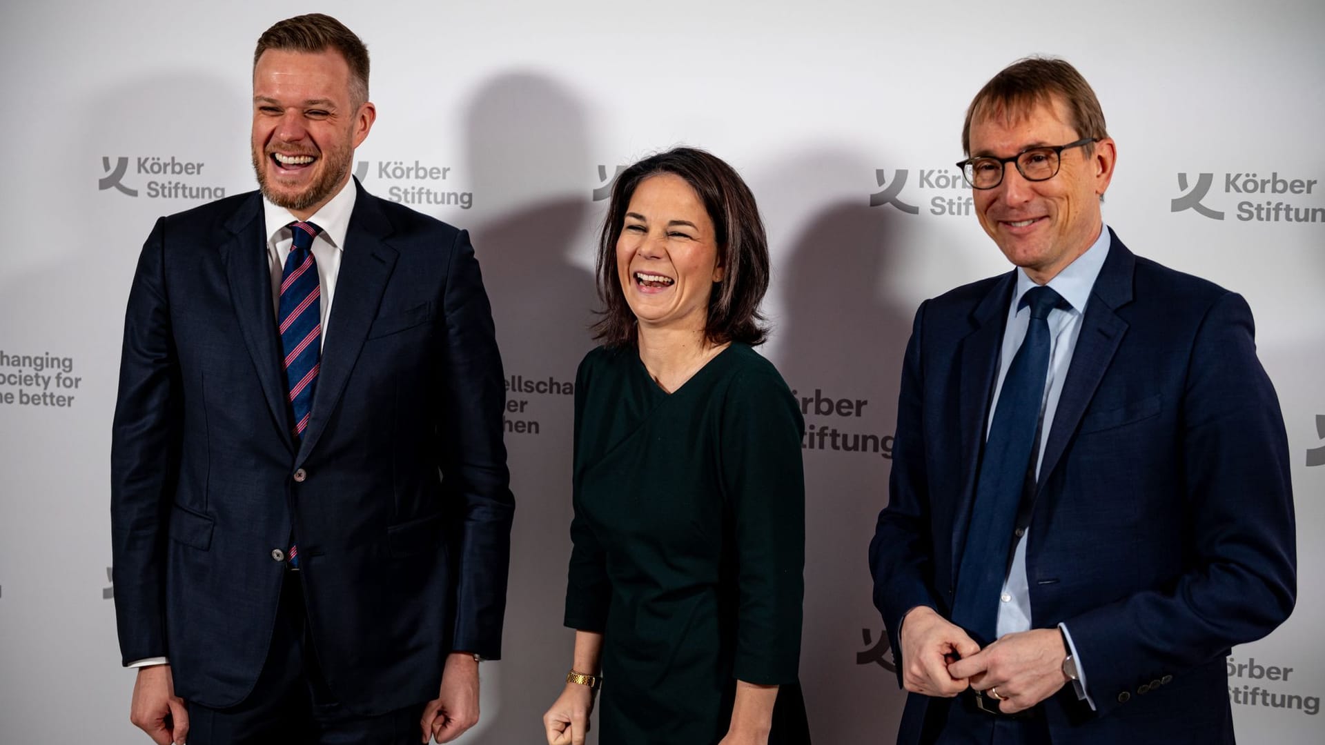 Baerbock mit dem litauischen Außenminister Gabrielius Landsbergis (l) und Thomas Paulsen, Vorstand der Körber Stiftung: Nach ihrem Auftritt beim Forum fährt die Grünen-Politikerin zur Rede von Kanzler Scholz im Bundestag.