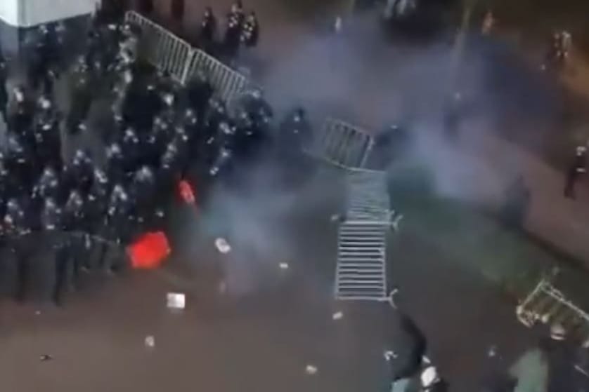 Krawalle beim Heimspiel von Eintracht Frankfurt: Die Polizei muss am Ende sogar einen Wasserwerfer einsetzen.