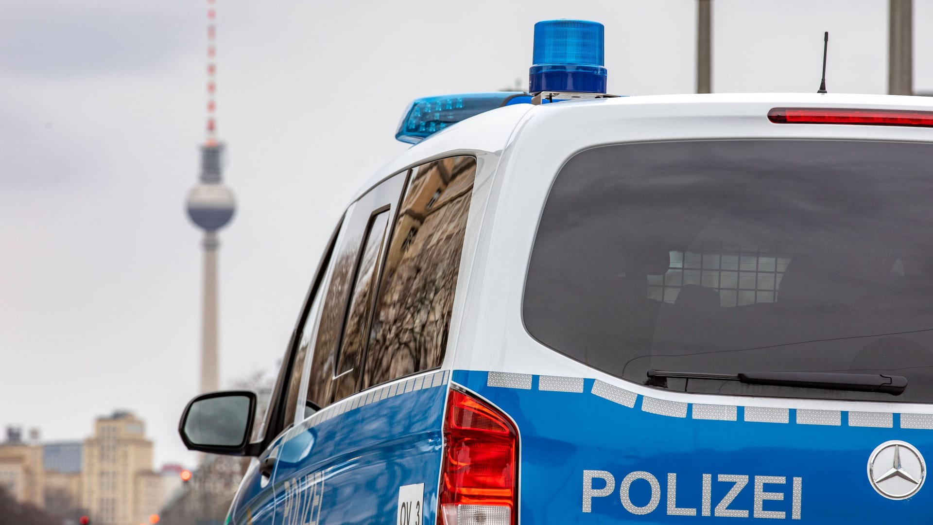 Ein Streifenwagen in Berlin (Archivbild): Ein Mann, der eine Frau brutal attackiert haben soll, ist identifiziert worden. Ein Streifenwagen in Berlin (Archivbild): Ein Mann, der eine Frau brutal attackiert haben soll, ist identifiziert worden.