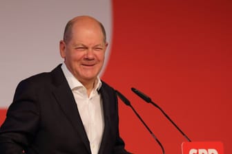 Bundeskanzler Olaf Scholz (SPD): "Ob Gas, Wasser, Scheiße oder jede andere Krisensituation – wir sind uns nicht zu schade, anzupacken", betonte der SPD-Vorstand.