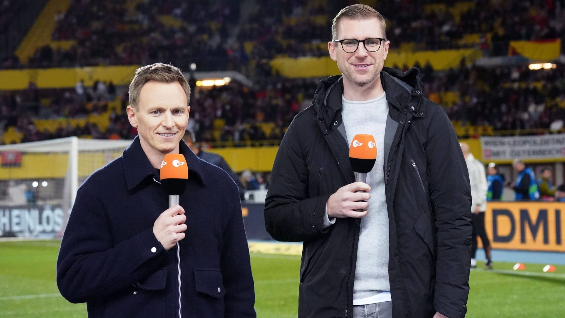 Hier war die Stimmung noch gut: Jochen Breyer (l.) und Per Mertesacker vor dem Länderspiel gegen Österreich.