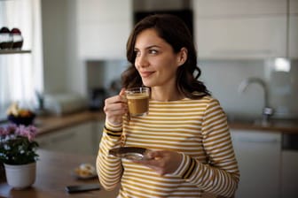 Tasse Kaffee am Morgen: Je seltener Kaffee getrunken wird, umso stärker reagiert der Organismus darauf.