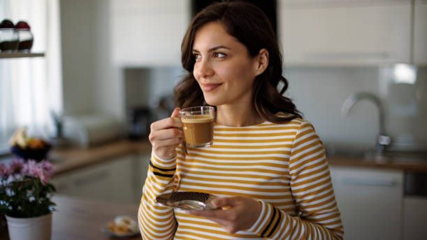 Tasse Kaffee am Morgen: Je seltener Kaffee getrunken wird, umso stärker reagiert der Organismus darauf.