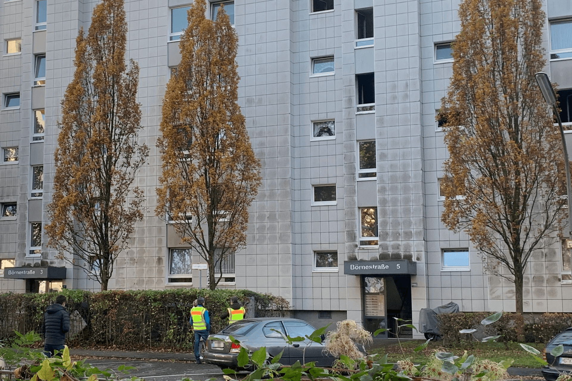 Einsatzkräfte vor dem Wohnhaus (Symbolbild): Der Bewohner befindet sich im Krankenhaus.