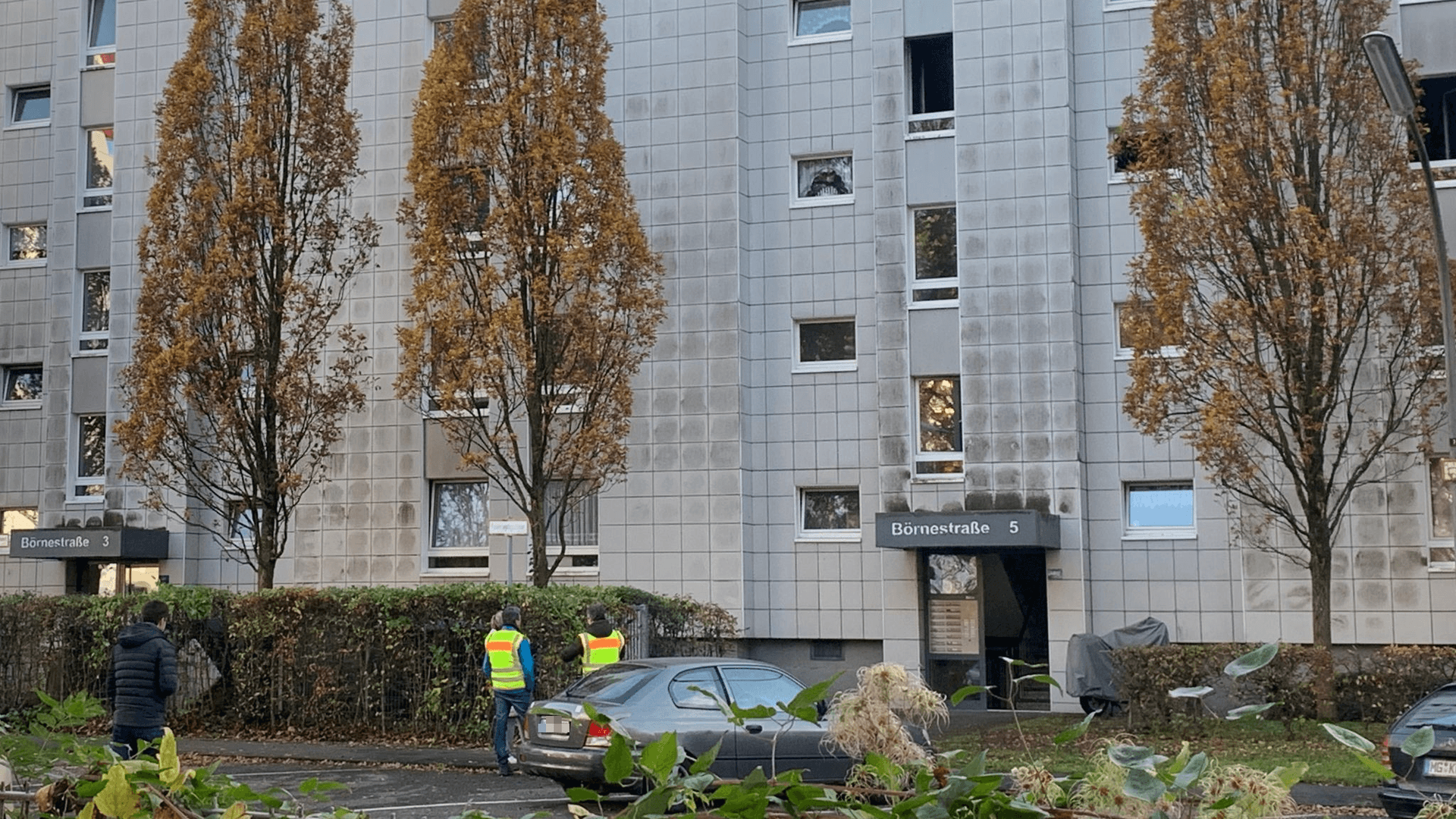 Einsatzkräfte vor dem Wohnhaus (Symbolbild): Der Bewohner befindet sich im Krankenhaus.