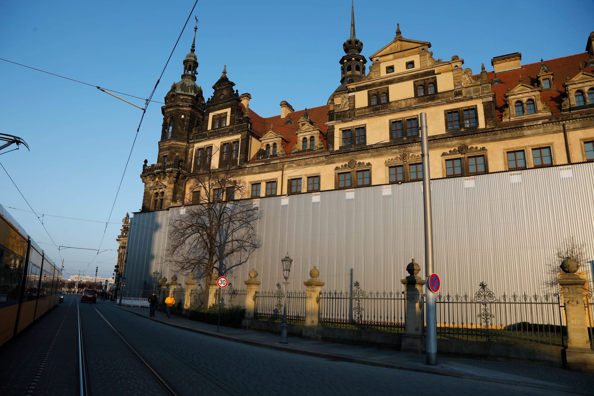 Grünes Gewölbe: Residenzschloss in Dresden gegen Juwelendiebe einbruchsicher gemacht. Hinter einer Blechverkleidung am Residenzschloss laufen Bauarbeiten, um das Grüne Gewölbe einbruchsicher zu machen.