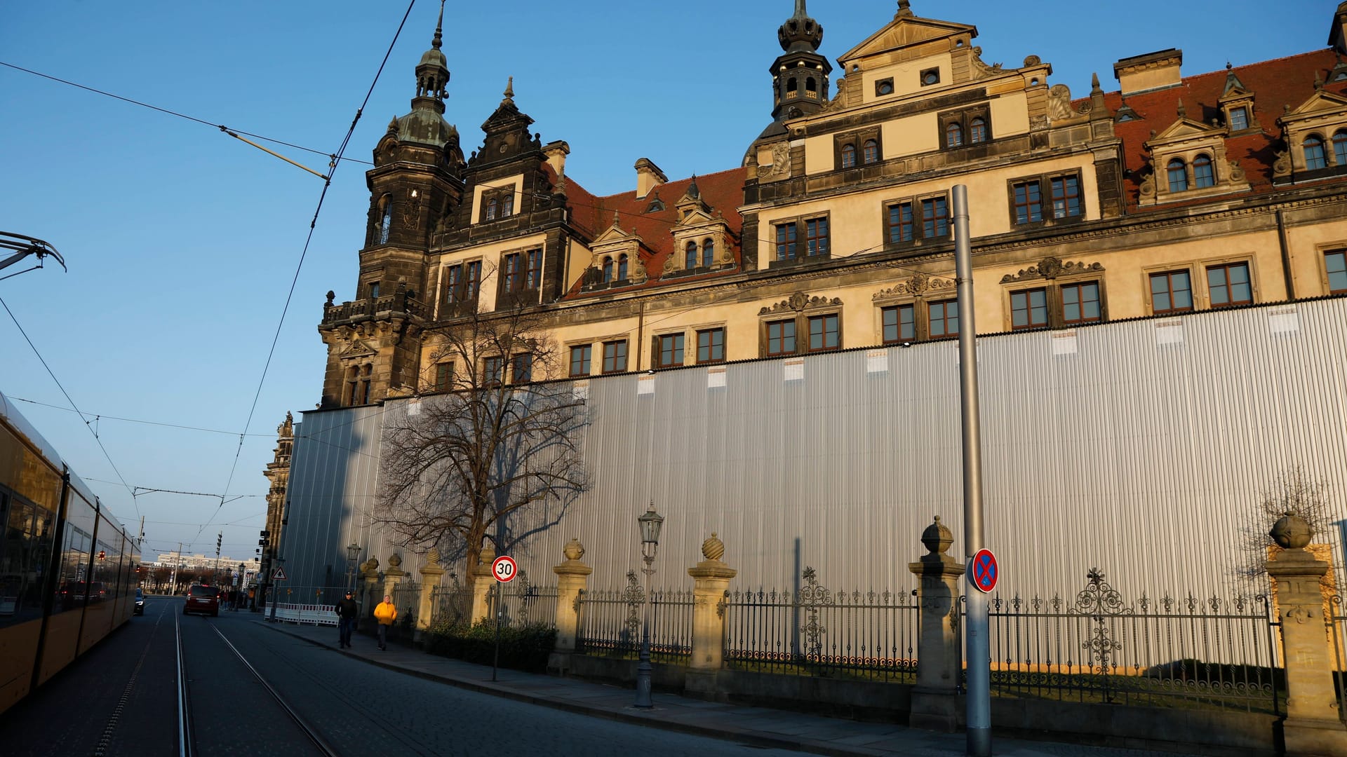 Grünes Gewölbe: Residenzschloss in Dresden gegen Juwelendiebe einbruchsicher gemacht. Hinter einer Blechverkleidung am Residenzschloss laufen Bauarbeiten, um das Grüne Gewölbe einbruchsicher zu machen.