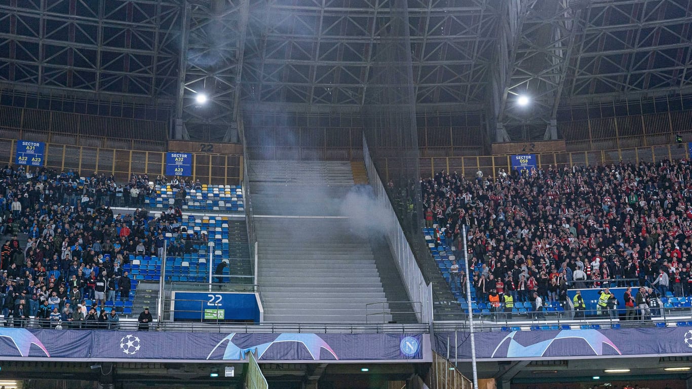 Rauchschwaden: Die Union-Fans (rechts) sollen von den Neapel-Anhängern (links) beworfen worden sein.