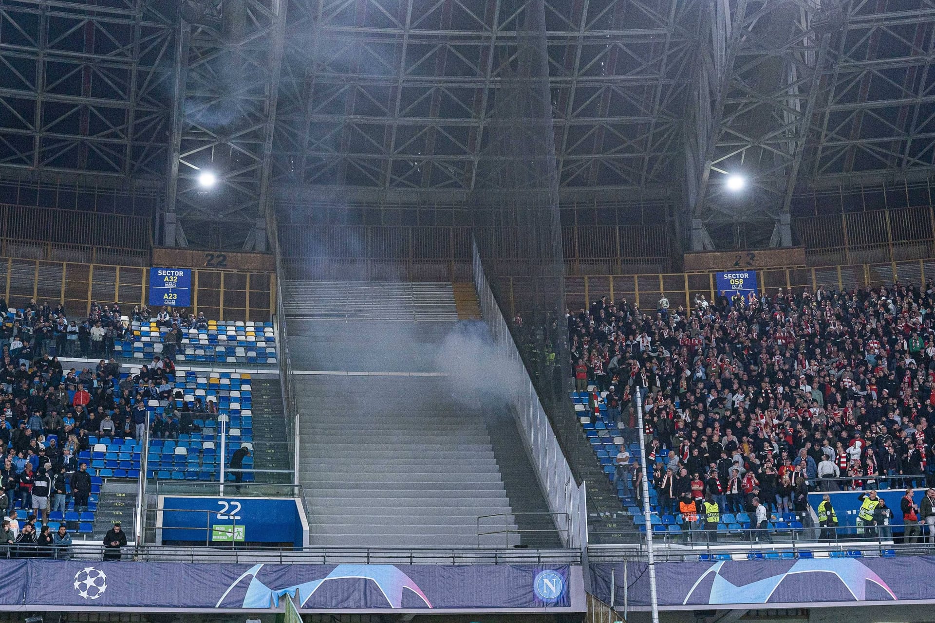 Rauchschwaden: Die Union-Fans (rechts) sollen von den Neapel-Anhängern (links) beworfen worden sein.