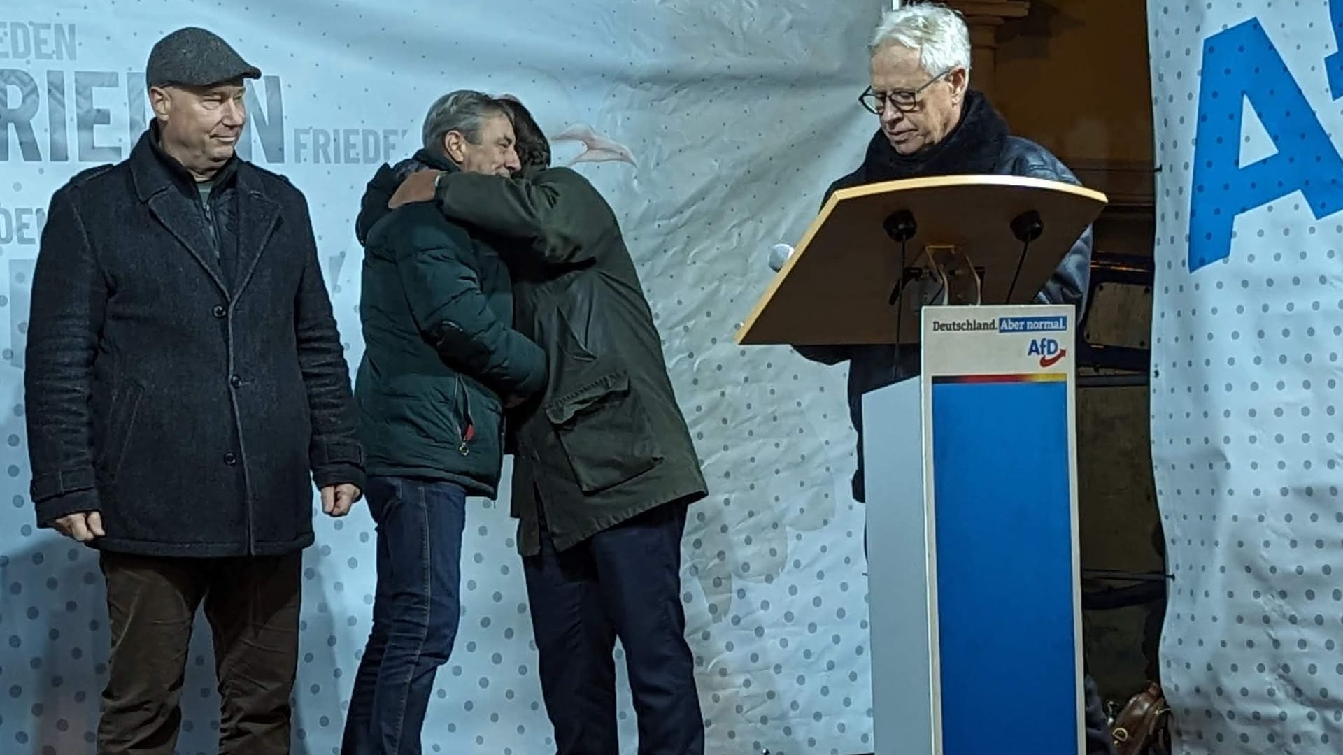 Zum Abschluss der Veranstaltung wird die Nationalhymne gesungen, dann umarmen sich Tim Lochner und Stephan Brandner.