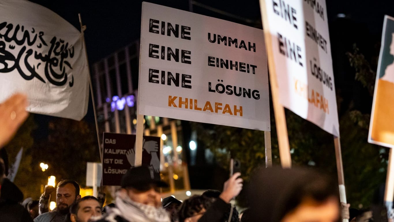 Schilder und Fotos werden in Essen gezeigt: Die Demonstranten forderten unter anderem die Errichtung des Kalifats (Khilafah).