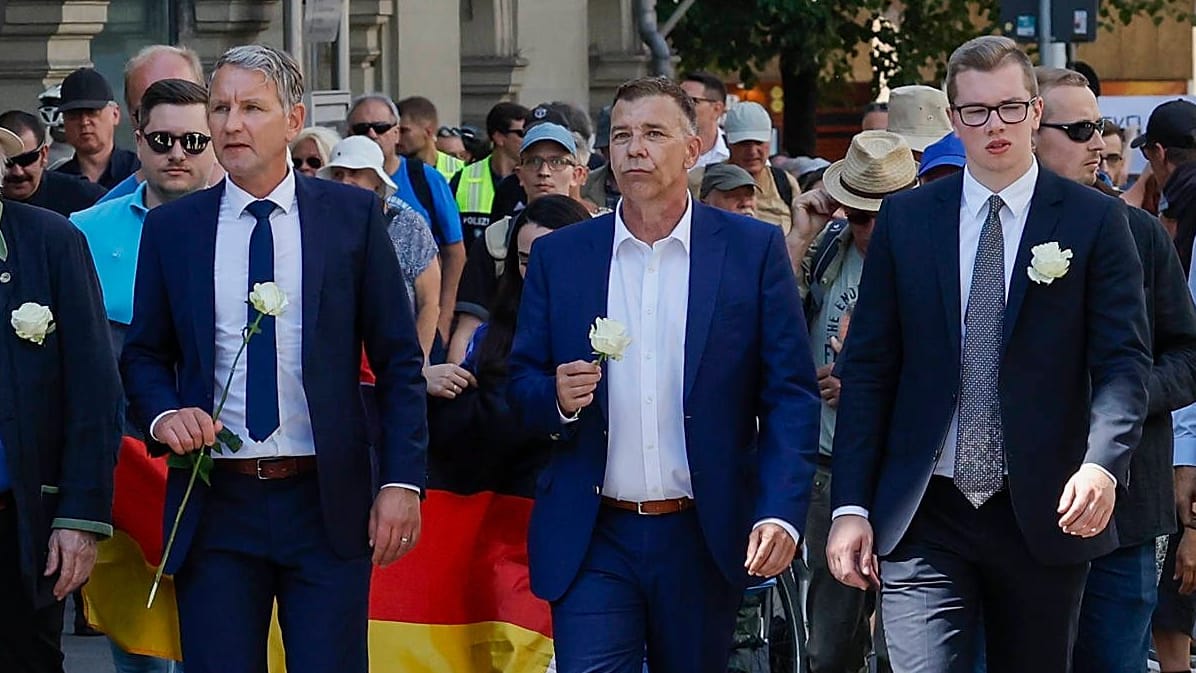 Flügel-Chef mit seinen Anhängern: Thüringens Rechtsaußen Björn Höcke, Graupner und Halemba bei einer Demonstration in Würzburg im Juni.