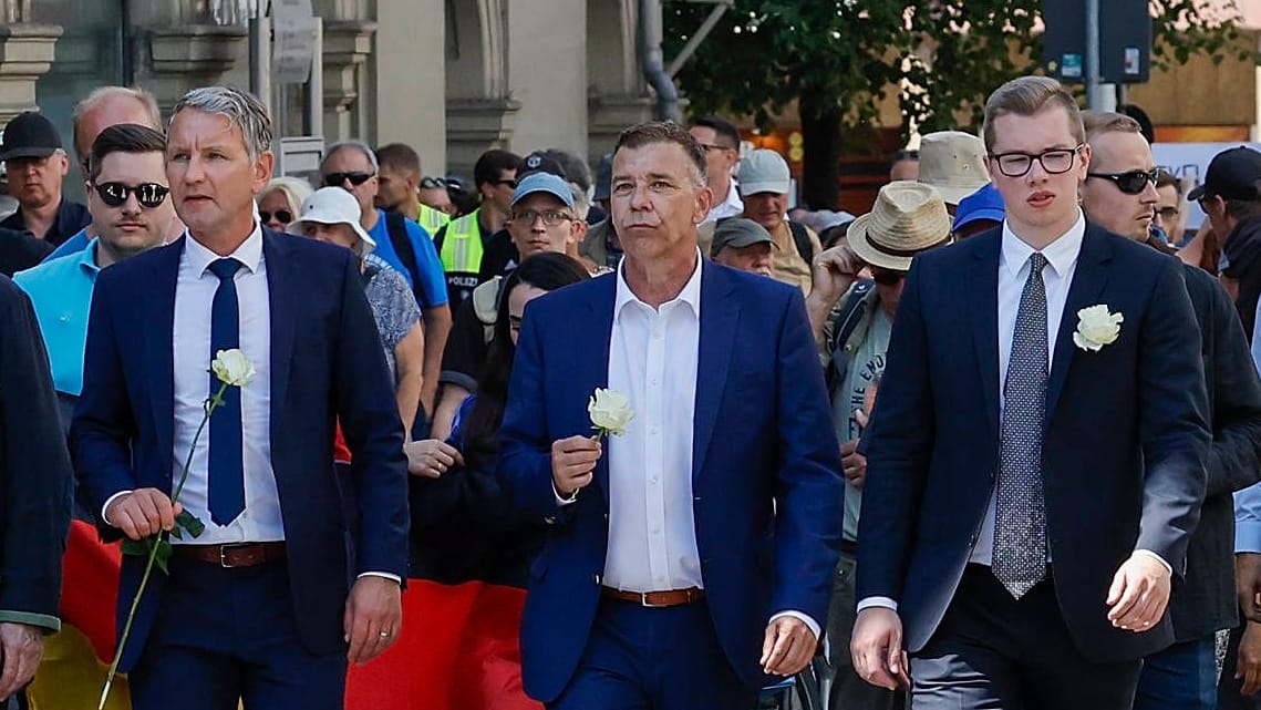 Flügel-Chef mit seinen Anhängern: Thüringens Rechtsaußen Björn Höcke, Graupner und Halemba bei einer Demonstration in Würzburg im Juni.