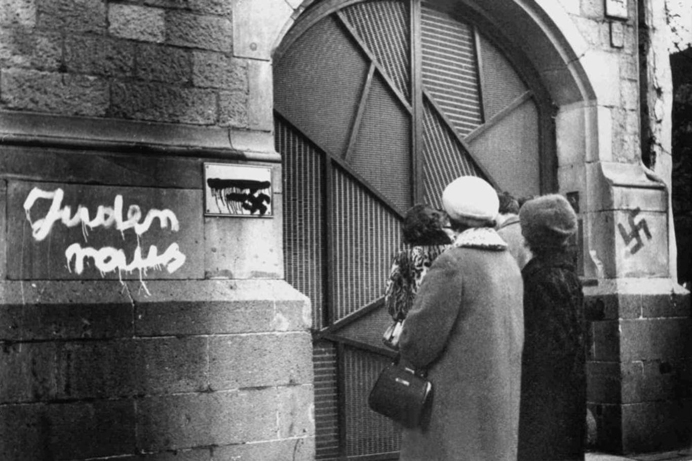 Im Auftrag von DDR und Sowjetunion: Antisemitische Schmierereien an der Kölner Synagoge 1959.
