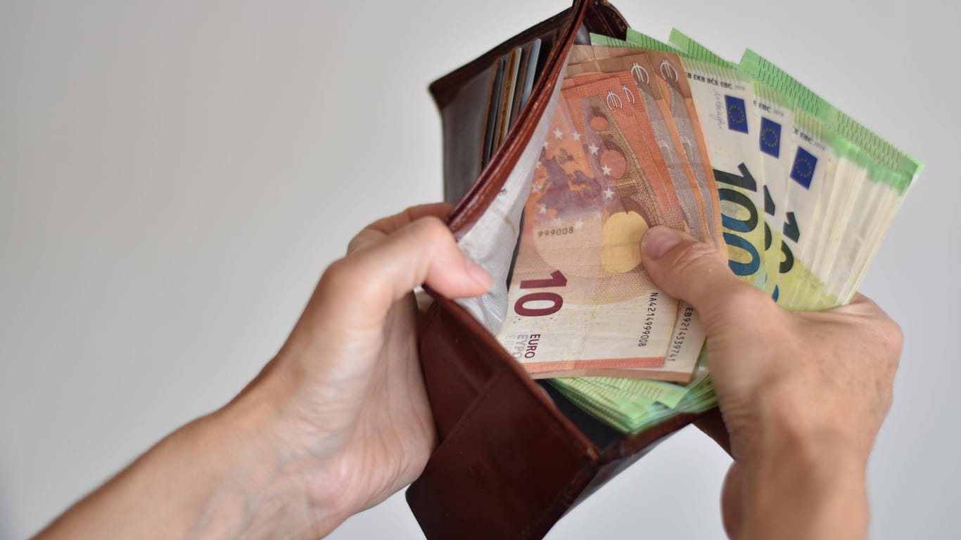 Viele Euro Geldscheine in einer Geldbörse aus Leder (Symbolbild): Der Besitzer hatte den Verlust des Portemonnaies nicht bemerkt.