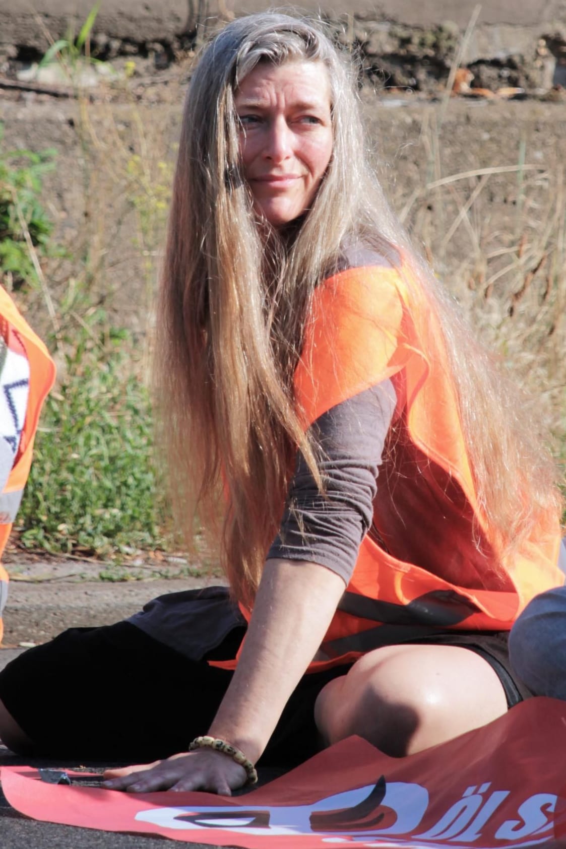 Klimaaktivistin Lena Schiller bei einer Blockadeaktion der "Letzten Generation".