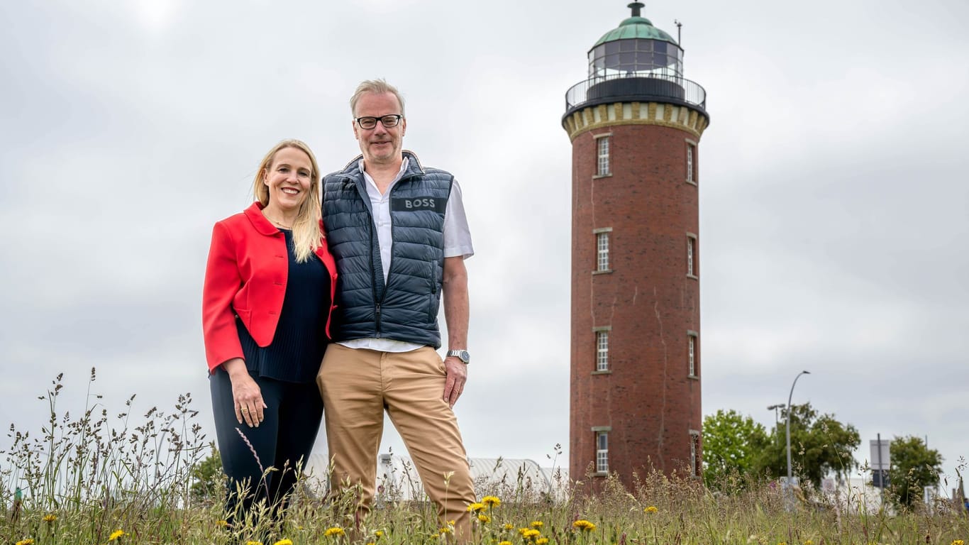 Die Eigentümer Katrin Mormann und Wilhelm Mormann stehen vor ihrem "Hamburger Leuchtturm": Anfang 2023 ging er in ihren Besitz über.