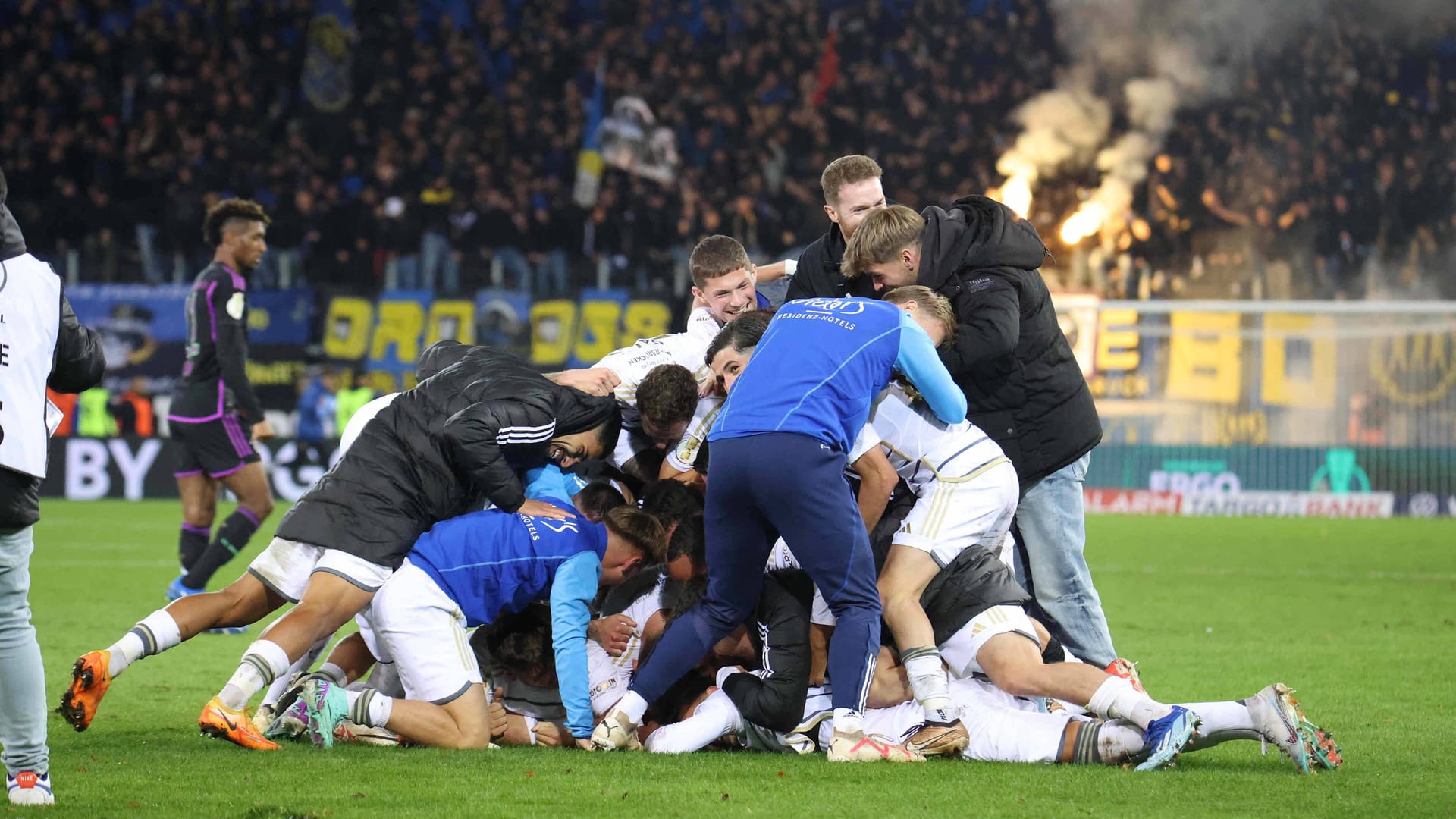 Jubel nach Abpfiff: Die Spieler des 1. FC Saarbrücken konnten es nicht fassen.