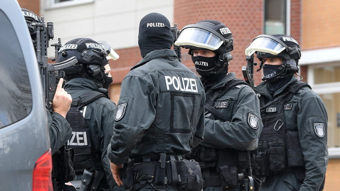 Schwer ausgerüstete Polizisten stehen vor der Stadtteilschule in Hamburg-Blankenese: Hunderte Einsatzkräfte waren vor Ort.