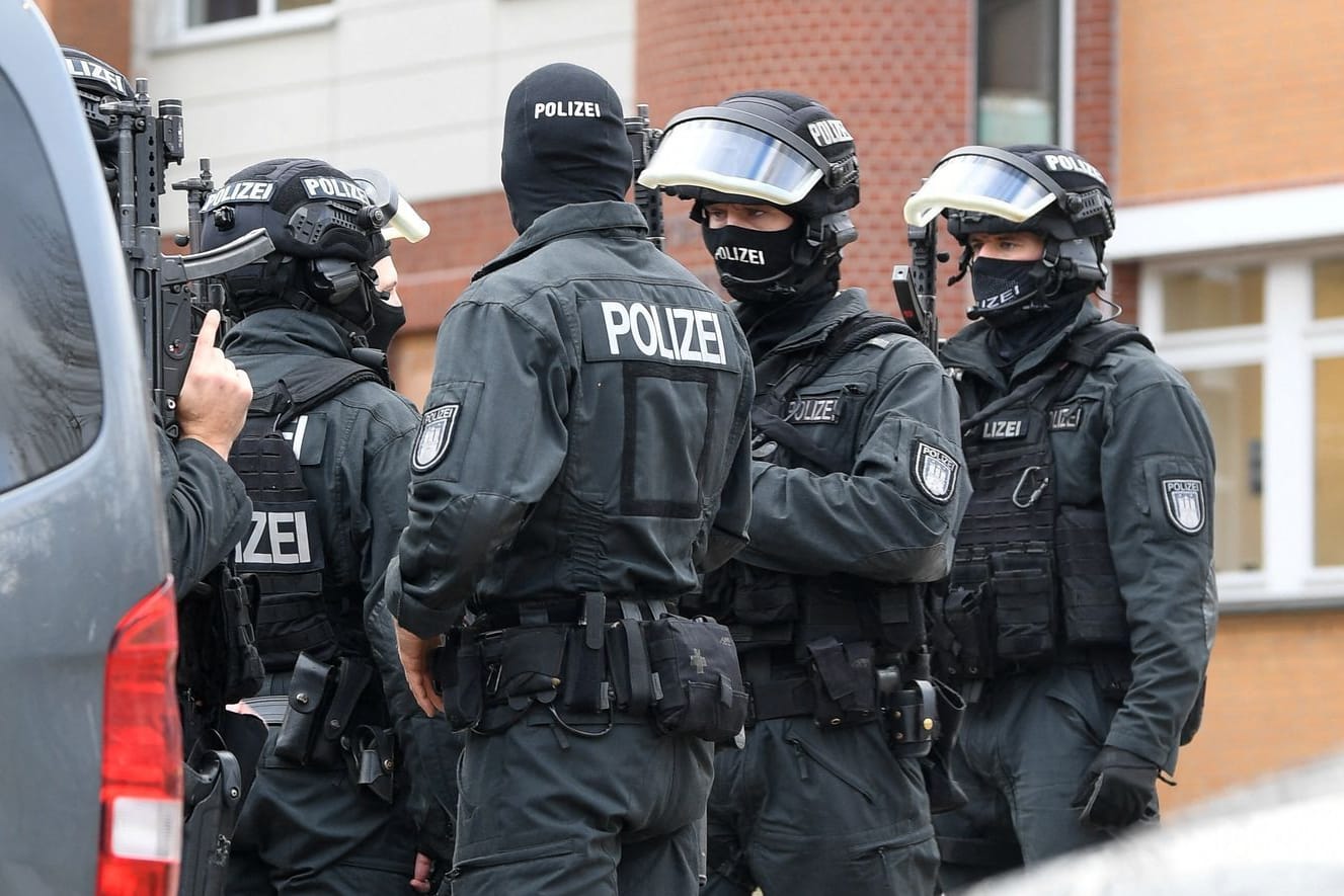 Schwer ausgerüstete Polizisten stehen vor der Stadtteilschule in Hamburg-Blankenese: Hunderte Einsatzkräfte waren vor Ort.